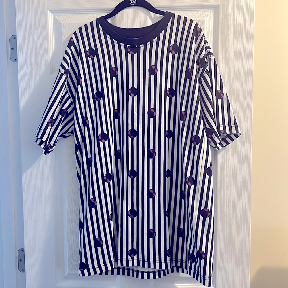 Urban Outfitters black and white graphic tee
